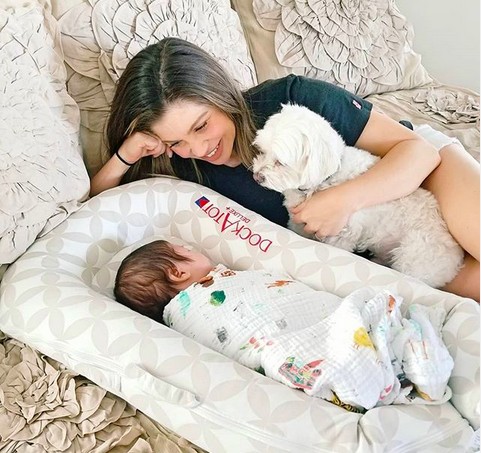 A atriz Danielle Fishel com o filho (Foto: Instagram)