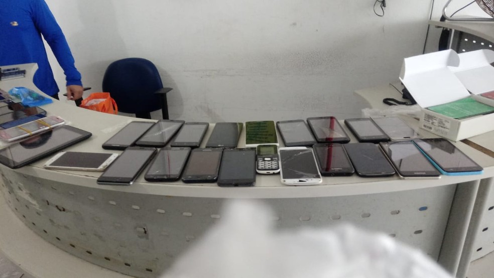 Diversos aparelhos celulares foram apreendidos durante operação na Levada, em Maceió — Foto: Ariel Almdeida