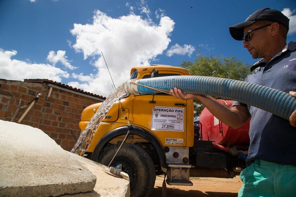 Operação Carro-pipa fornece água potável para Minas Gerais e Nordeste.  — Foto: Ascom/MDR