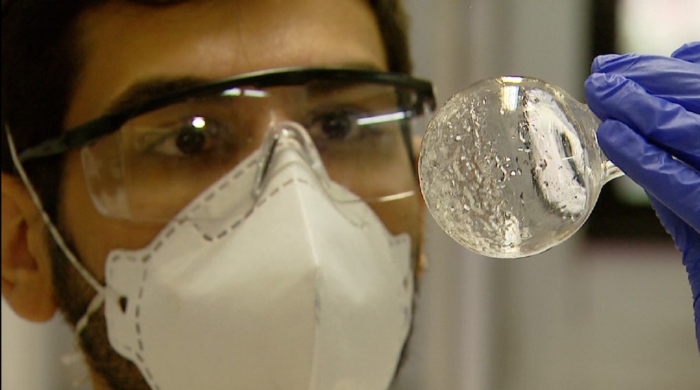 Substâncias que estavam sendo estudadas na USP de São Carlos para o controle da Doença de Chagas se mostraram 100% eficientes contra a Covid-19 — Foto: Reprodução EPTV