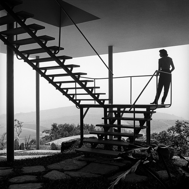 A arquiteta posou para esta foto, em 1952, na escada que dá acesso a sua Casa de Vidro, no Morumbi, em São Paulo (Foto: Chico Albuquerque/Convênio Museu da Imagem e do Som - SP/Instituto Moreira Salles)