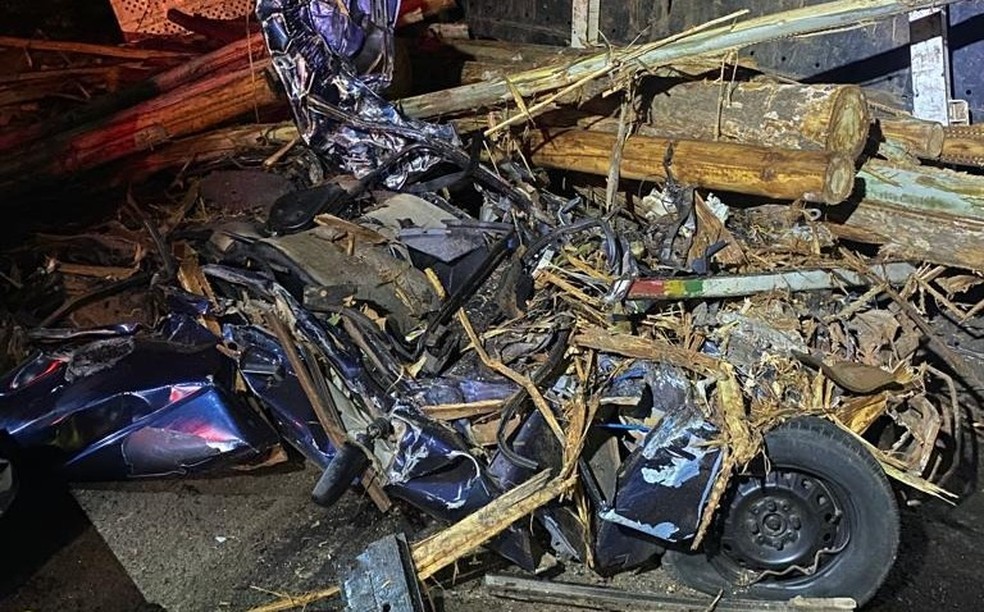 Cinco pessoas morrem em acidente entre carros e caminhões carregados de madeira — Foto: PRF