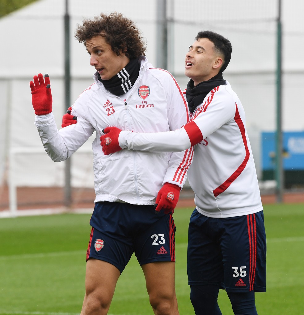 Gabriel ao lado de David Luiz, &uacute;nico compatriota no elenco do Arsenal &mdash; Foto: Getty Images