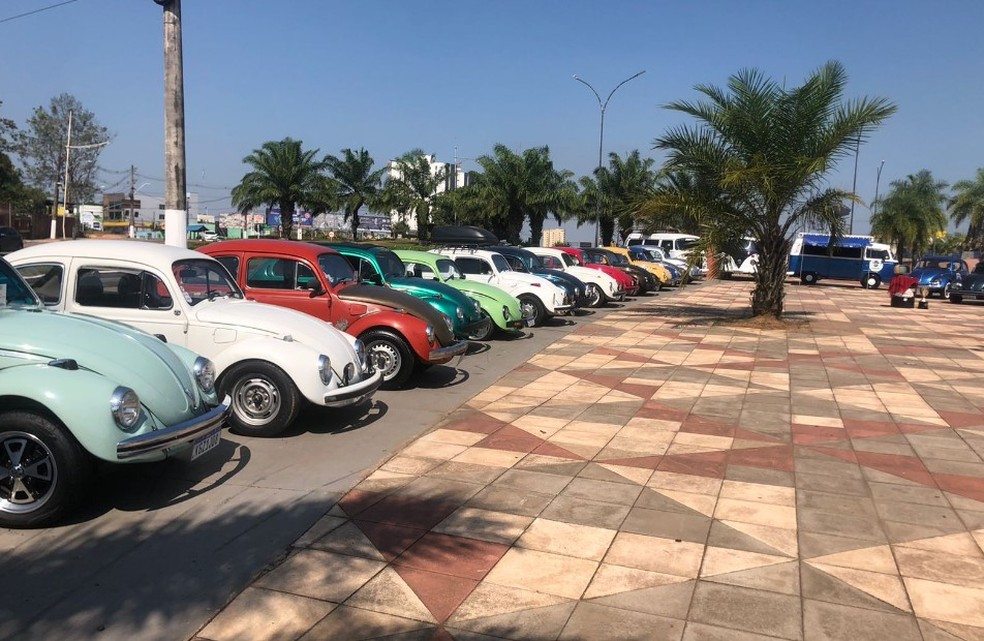 O presidente do Fusca Clube, Genival Sombra, explica que cada dono tem sua história especial com o carro  — Foto: Nilton Pontes/Arquivo pessoal