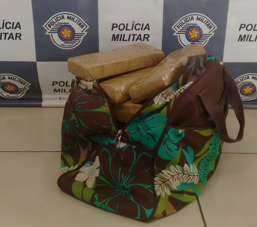 Droga estava escondida dentro de uma mochila (Foto: Divulgação/Polícia Militar Rodoviária)