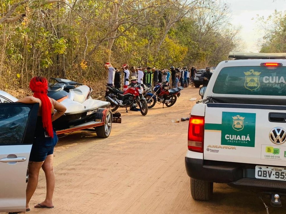 Festa com aglomeração de 600 participantes foi fechada por policiais militares neste domingo (8) na Lagoa Trevisan, localizada em uma região de chácaras no bairro Real Parque, em Cuiabá — Foto: PM/MT