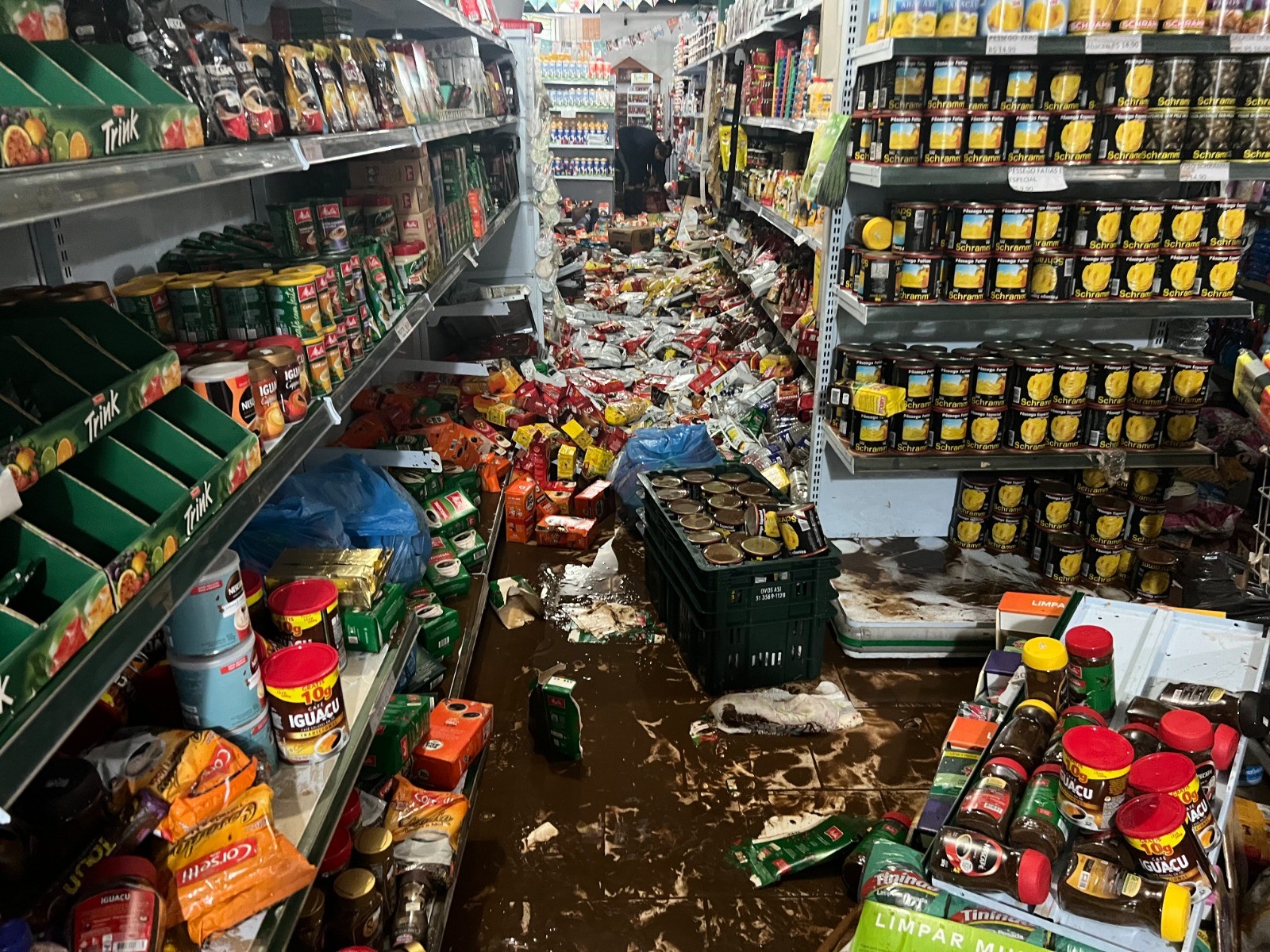 Supermercado inundado, moradores no forro da casa: como foi a passagem de ciclone em Caraá 