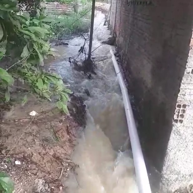 Reservatório de água transborda e alaga casas em Cuiabá