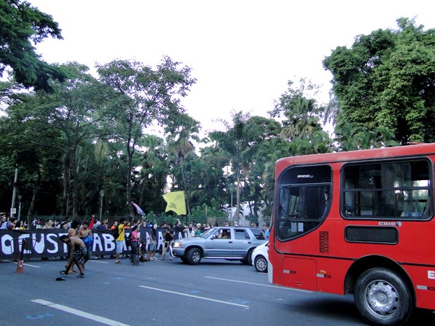 Manifestantes pediram mudanças no sistema de transporte público de Belo Horizonte e se mostrou contrário a realização da Copa do Mundo (Foto: Humberto Trajano / G1)