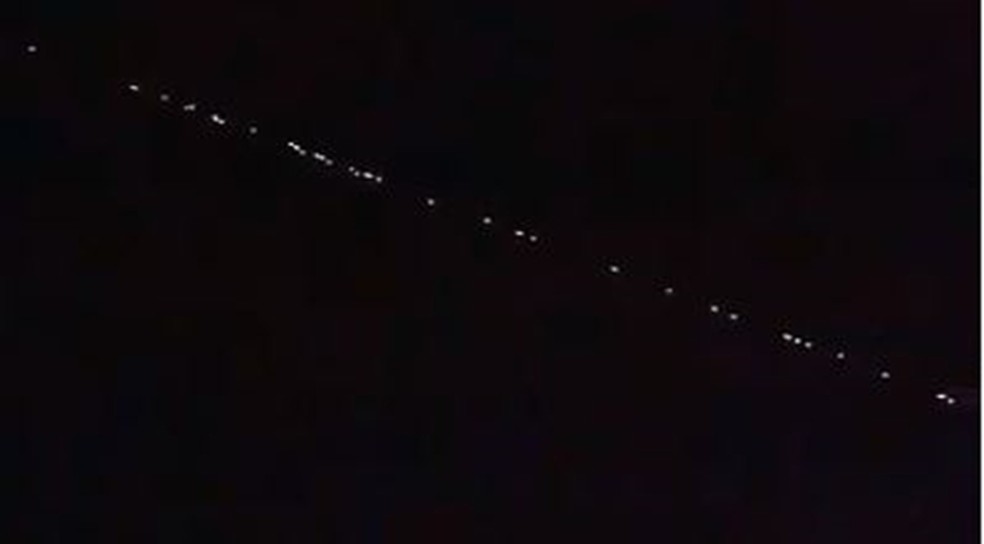 Luzes alinhadas no céu foram vistas por morador de Sarapuí (SP) — Foto: Arquivo Pessoal