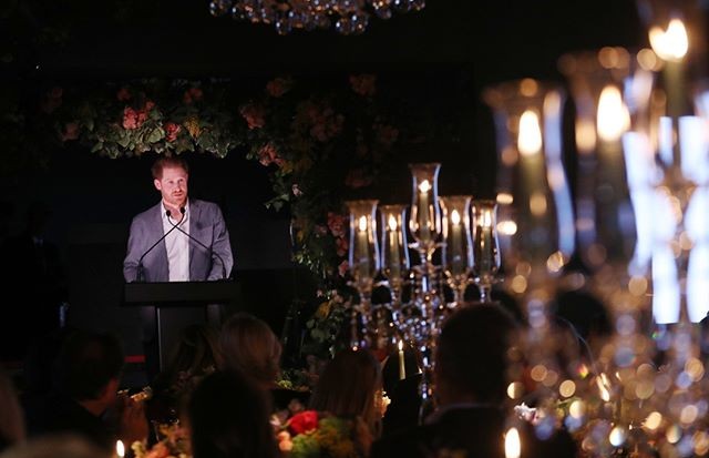 Príncipe Harry faz discurso em jantar da Sentebale (Foto: Reprodução/Instagram)