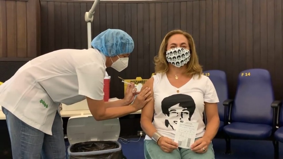 Cissa Guimães é imunizada contra a Covid no Rio — Foto: Reprodução/Redes sociais