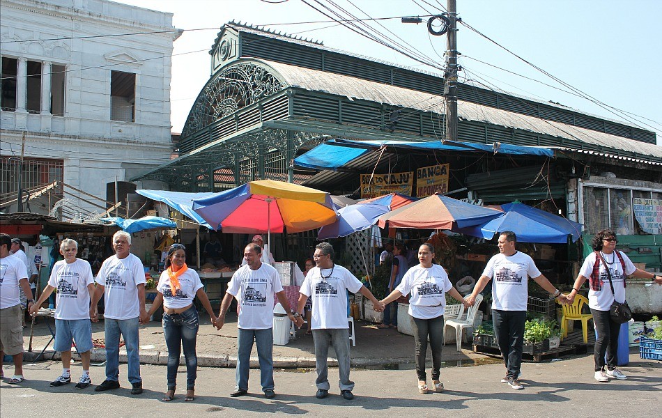 Trabalhadores e permissionários do Mercado Municipal Adolpho Lisboa, localizado no Centro de Manaus, promoveram um "abraço" simbólico ao prédio do mercado (Foto: Girlene Medeiros/G1 AM)