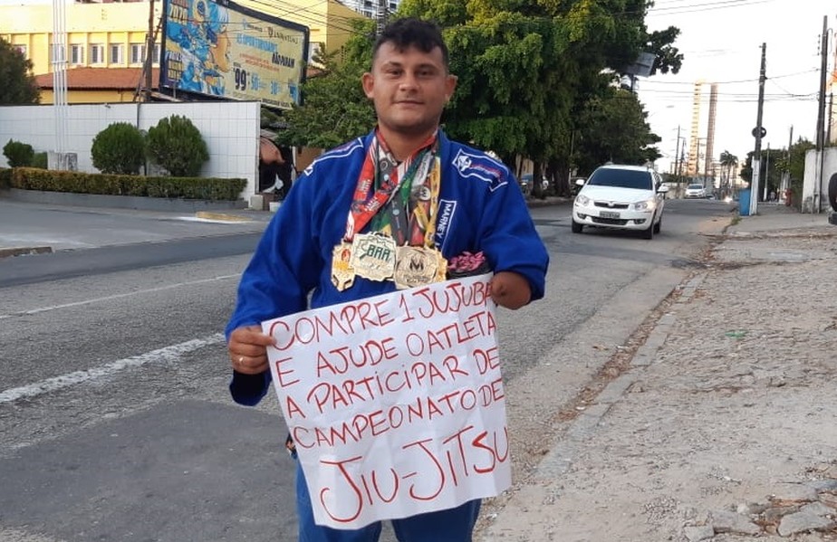 Atleta de MMA vende jujuba para lutar em torneios e recorda bullying por deficiência física