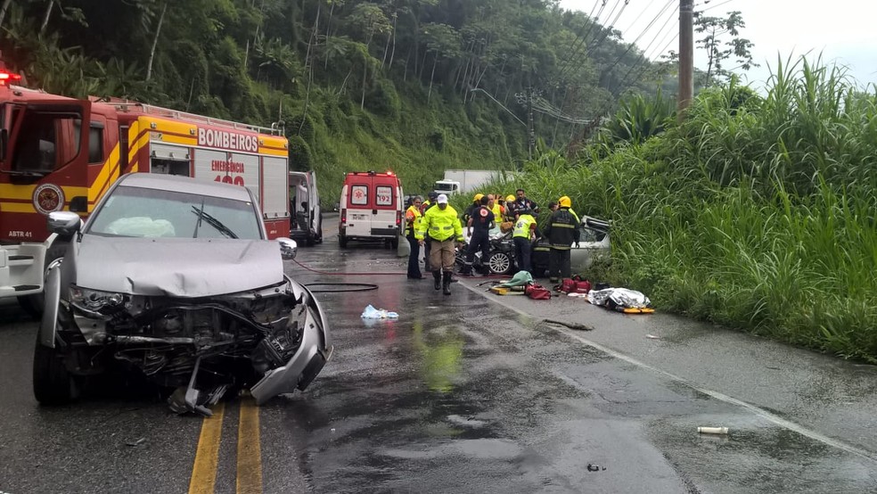 Dois carros colidiram na SC-108 em Blumenau (Foto: Marcos Fernandes/Divulgação)