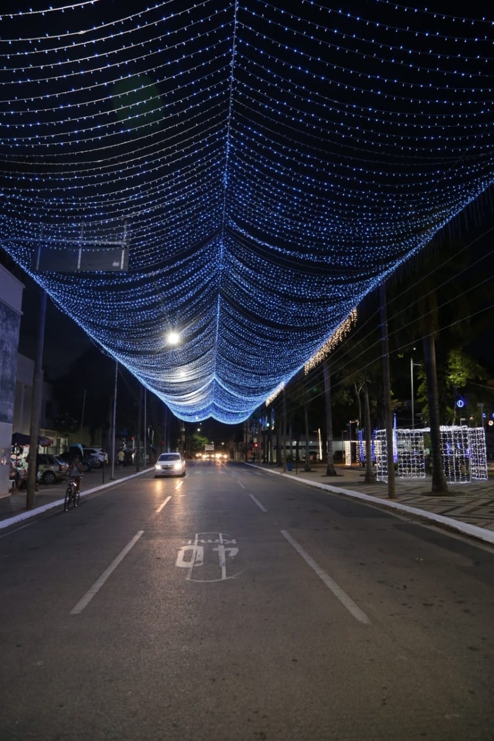 Cortina de luzes foi montada na Avenida Getúlio Vargas — Foto: Asscom/Prefeitura de Rio Branco