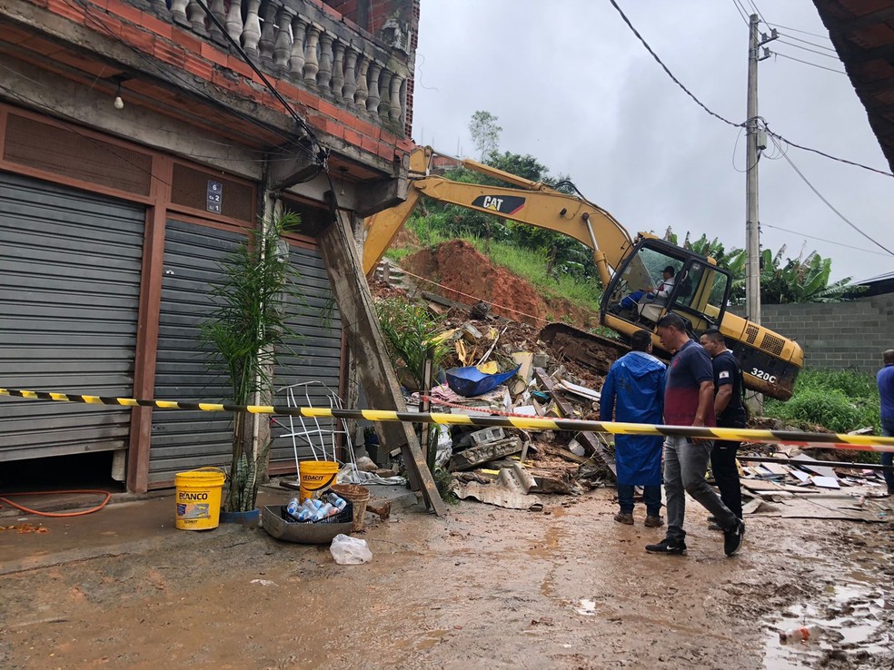 Uma retroescavadeira era utilizada na retirada dos escombros nesta segunda (31), em Itapevi — Foto: Indianara Campos/TV Globo