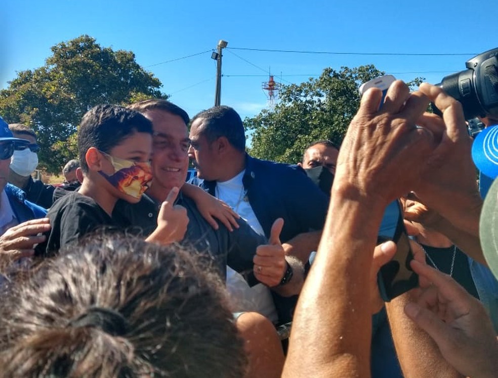 Bolsonaro chega a Barreiras e pega criança no colo — Foto: Carlos Augusto/TV Oeste