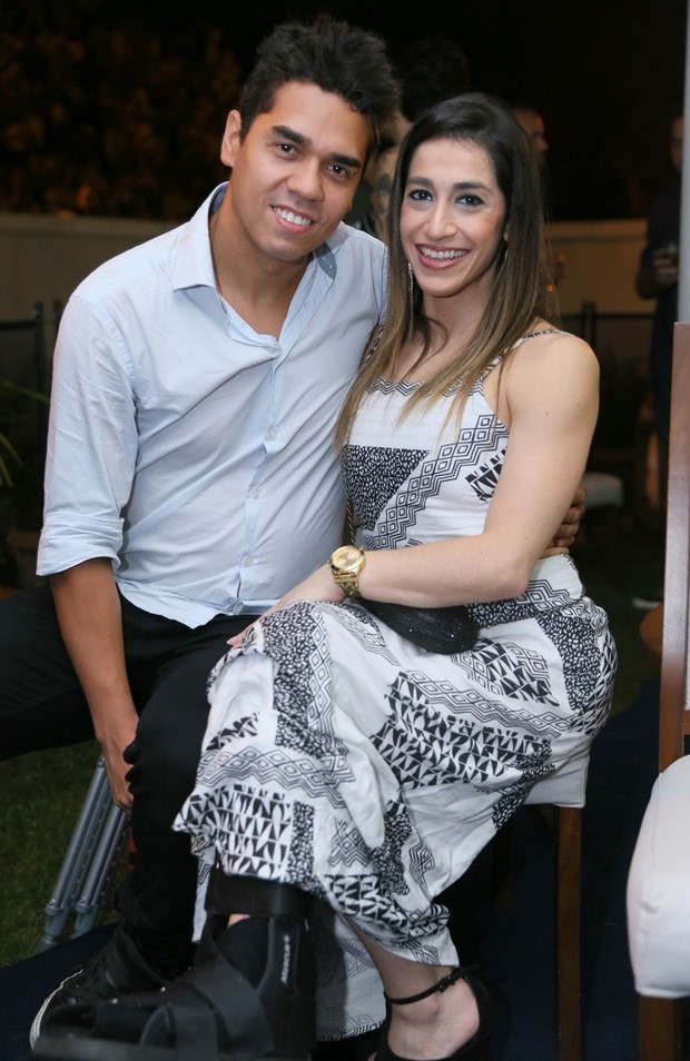 Bruno Chateabriand E Noivo Trocam Beijos Em Aniversario Quem Quem News