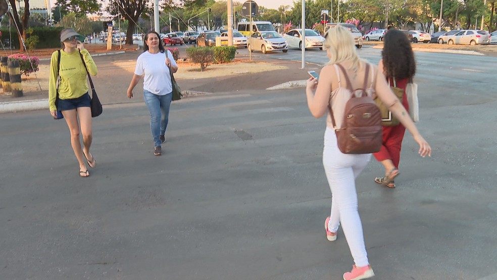 Faixa de pedestre desgastada em Brasília — Foto: TV Globo/Reprodução