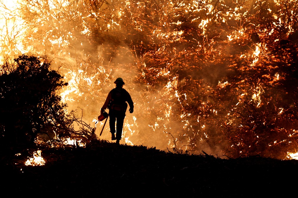 22 de agosto - Bombeiro em meio às chamas no segundo maior incêndio da história da Califórnia — Foto: Fred Greaves/Reuters