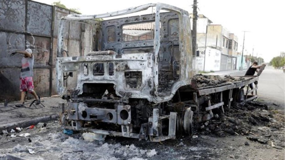 Entre os ataques promovidos no início do ano, criminosos incendiaram caminhão carregado de frangos vivos — Foto: Paulo Whitaker/Reuters