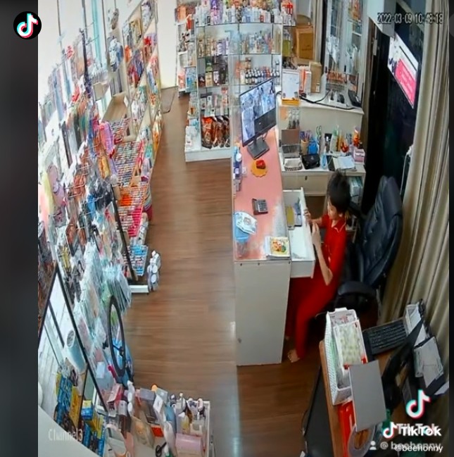 Câmera registra furto de menino a loja da família (Foto: Reprodução/TikTok/Bee Wassana)