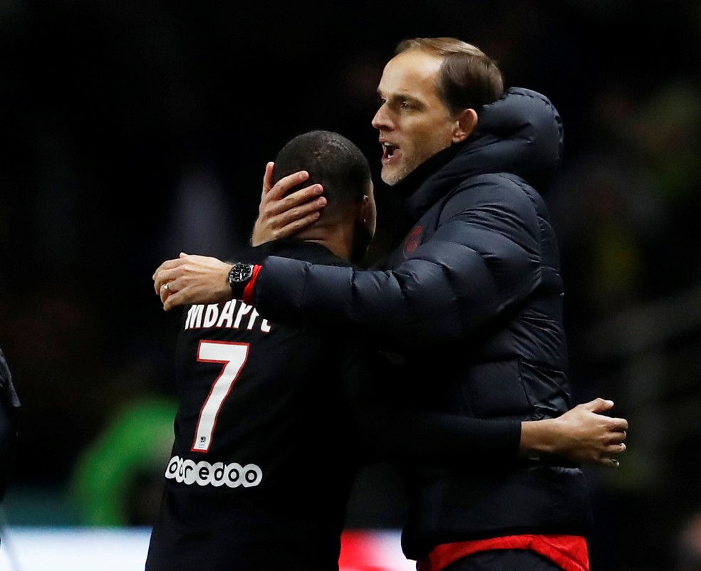 Mbappé abraça o técnico Thomas Tuchel após a partida contra o Nantes — Foto: Stephane Mahe/Reuters