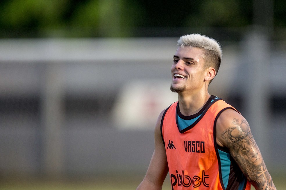 Gabriel Pec em a��o durante treino do Vasco � Foto: Daniel Ramalho / CRVG