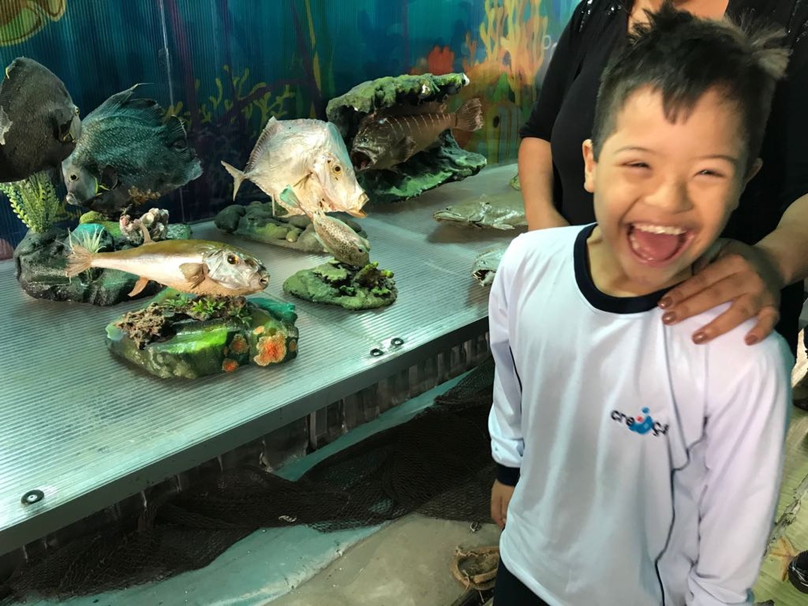 Alunos colam fitas no rosto para apoiar colega