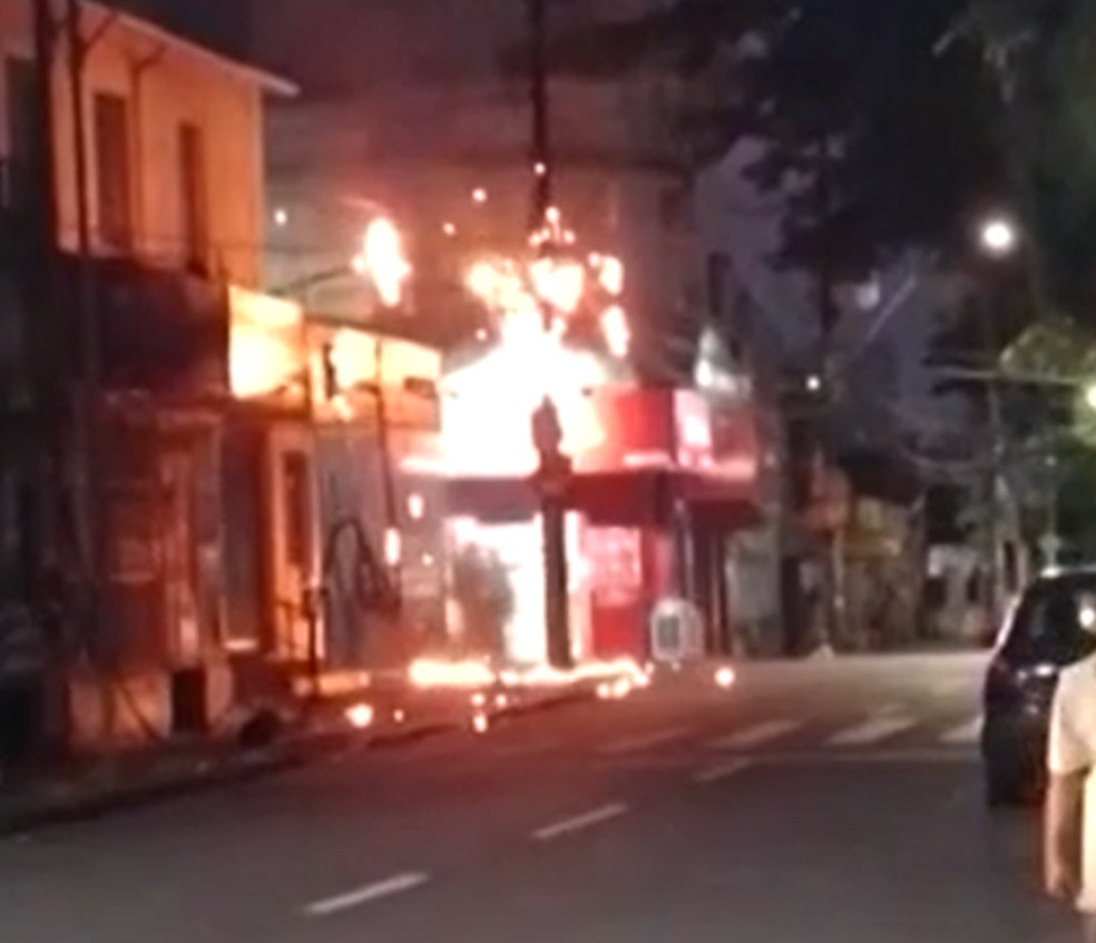 Chamas se alastraram pelo poste no bairro do Barbalho, em Salvador — Foto: Rede Sociais