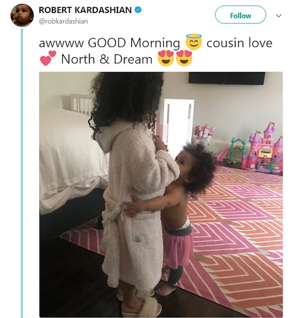 O tuíte no qual Rob Kardashian compartilhou a foto de sua filha abraçando a filha de Kim Kardashian (Foto: Twitter)