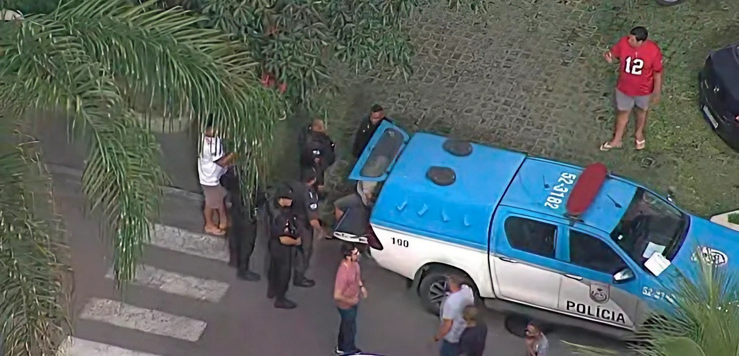 Homem é preso suspeito de matar a mulher e os filhos no Recreio — Foto: Reprodução / TV Globo
