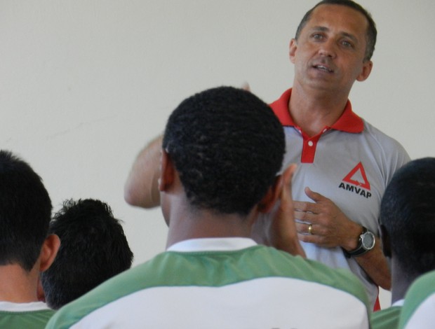Alício Pena Júnior ministra palestra para jogadores do Uberlândia (Foto: Felipe Santos/GLOBOESPORTE.COM)