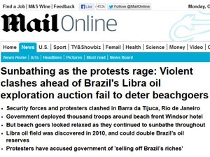 Site do Daily Mail destacou o banho de sol em meio aos protestos (Foto: Reprodução)