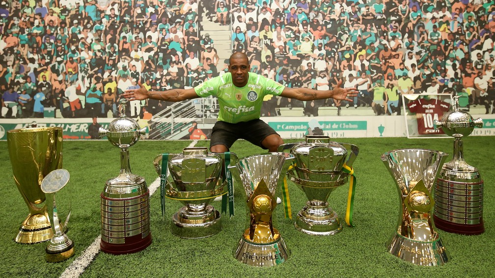 Jailson posa com todos os trofus que conquistou pelo Palmeiras  Foto: Fabio Menotti/Palmeiras