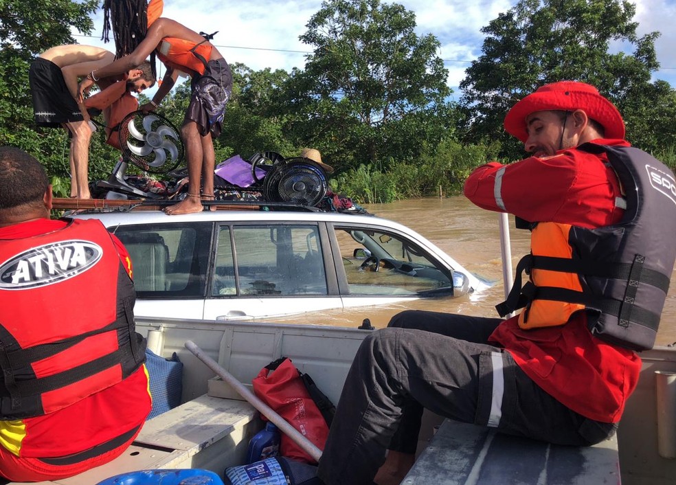 Carro fica submerso no sul da Bahia e bombeiros usam barco para resgatar vítimas — Foto: Divulgação/Corpo de Bombeiros