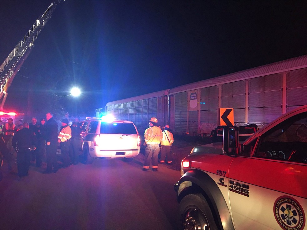 Serviços de emergência chegam a local onde dois trens se chocaram no condado de Lexington, na Carolina do Sul (Foto: COUNTY OF LEXINGTON)