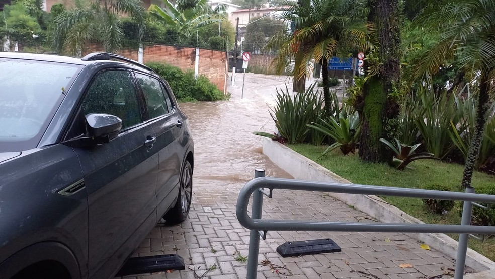 Chuva forte alaga rua na Vila Madalena, na Zona Oeste da capital paulista — Foto: Arquivo pessoal
