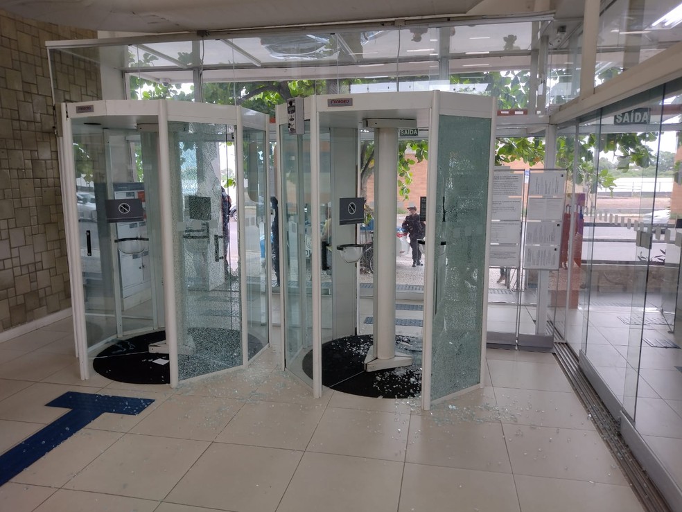 Portas giratórias do banco Itaú, na Lapa, em Campos, foram atingidas pelos disparos — Foto: Polícia Militar/Divulgação