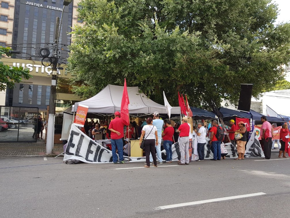 Manifestantes se concentram em frente ao prédio da Justiça Federal, em Belém, em apoio ao ex-presidente Lula,.  (Foto: G1 PA)