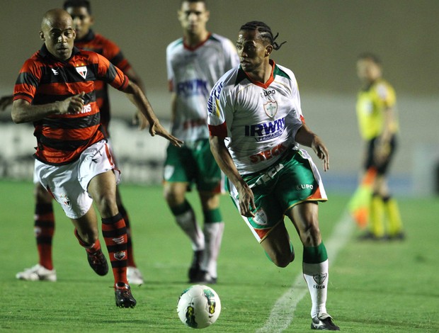 Eron Atlético-GO e Luis Ricardo da Portuguesa (Foto: Adalberto Marques / Ag. Estado)