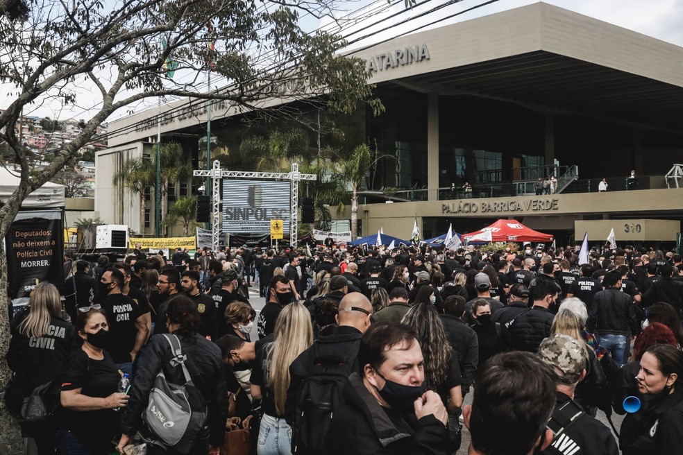Servidores protestam em frente à Alesc nesta quarta-feira (4) — Foto: Tiago Ghizoni/NSC