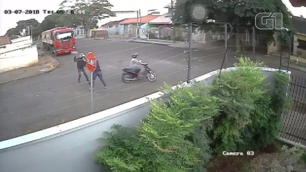 Mulher foi agredida apÃ³s reagir a assalto em MaringÃ¡, na manhÃ£ desta terÃ§a-feira (3) (Foto: ReproduÃ§Ã£o)