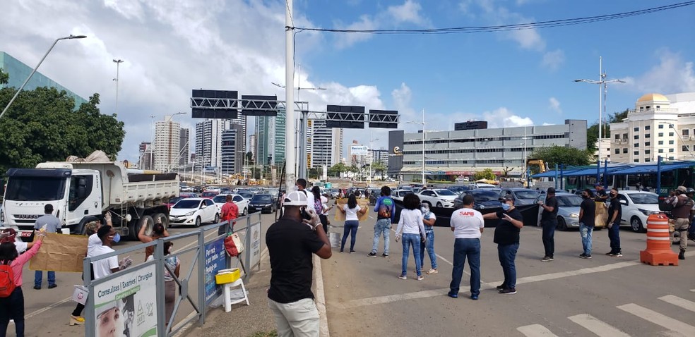 Manifestação deixa trânsito lento na Avenida Antônio Carlos Magalhães, em Salvador. — Foto: Arquivo Pessoal 
