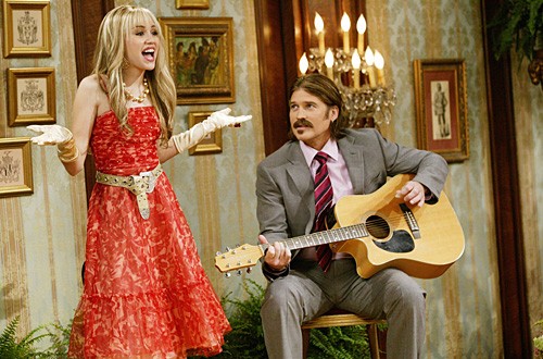Miley Cyrus e o pai Billy Ray Cyrus em cena da série Hannah Montana (Foto: Divulgação Disney Channel)