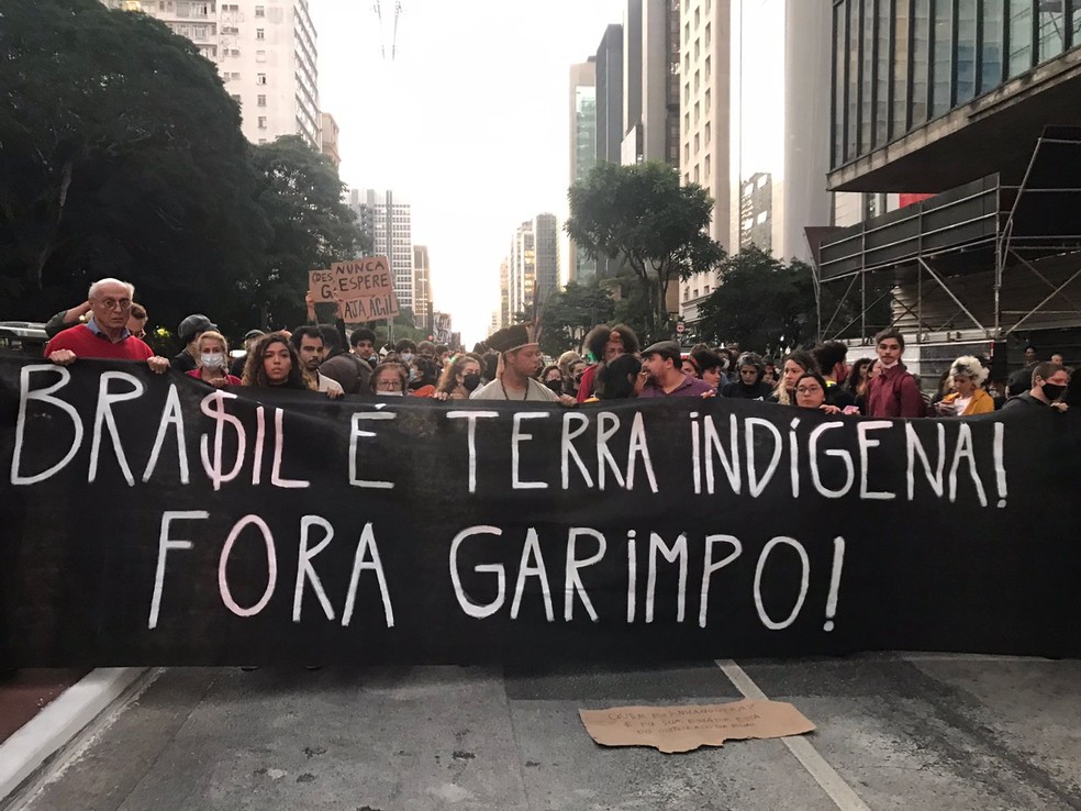 Os manifestantes seguravam uma faixa.  — Foto: Abraão Cruz/ Tv Globo
