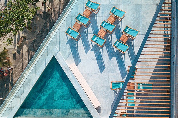 Opening: A piscina triangular do Hotel Arpoador, de Marcelo e Daniel Gorin tem vista inesquecível do Rio.  (Foto: Leonardo Finotti / Wendy Andrade)