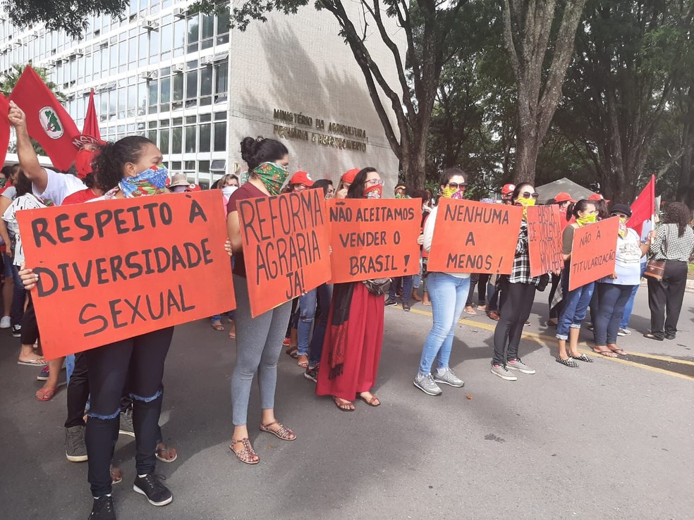 Mulheres Sem Terra ocupam Ministério da Agricultura durante marcha em Brasília — Foto: Nicole Angel/G1