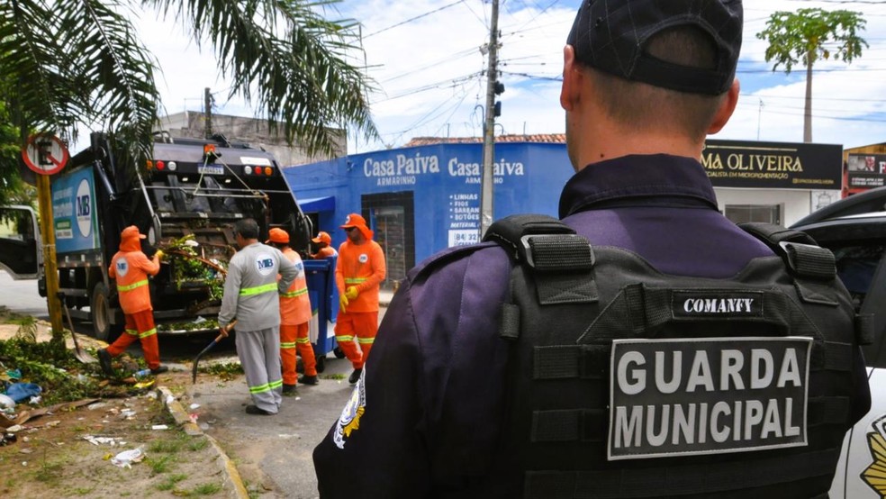Em Parnamirim, na Grande Natal, coleta de lixo continua com escolta da Guarda Municipal (Arquivo) — Foto: Ana Amaral/Prefeitura de Parnamirim
